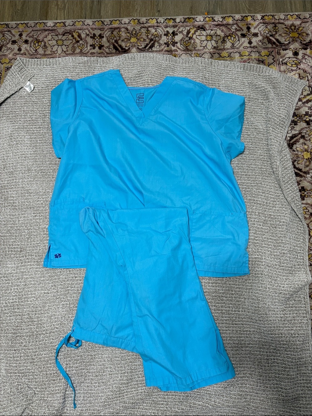 Essentials Women's Bright Turquoise Scrub set 3 pocket top and boot cut pants 4x